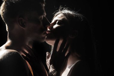 Romantik bir öpücük. Birbirine aşık çiftler, şefkatle sarılıp öpüşüyorlar. Güzel kadın ve yakışıklı erkek arkadaş..