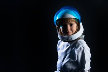 Uzayda sevimli bir astronot çocuk. Çocuk kendini astronot kaskı takmış bir astronot olarak hayal ediyor. Başarı, yaratıcı ve yenilikçi teknoloji kavramı.