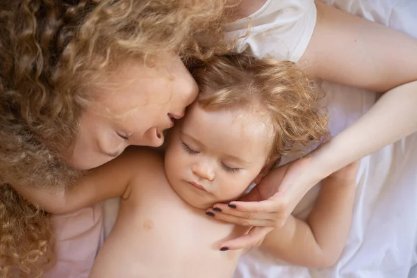 Mutter und Baby schlafen im Bett. Morgenschlaf. — Stockfoto