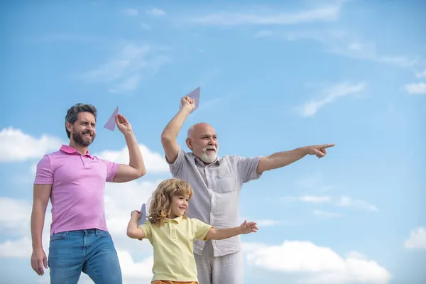 Geração de homens: avô pai e neto brincando com avião de brinquedo ao ar livre no céu. Menino sonha em se tornar um piloto. — Fotografia de Stock