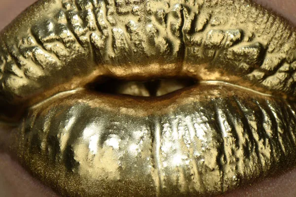 Macro gouden lippen, gouden mond. Glanzende gouden huid make-up. — Stockfoto