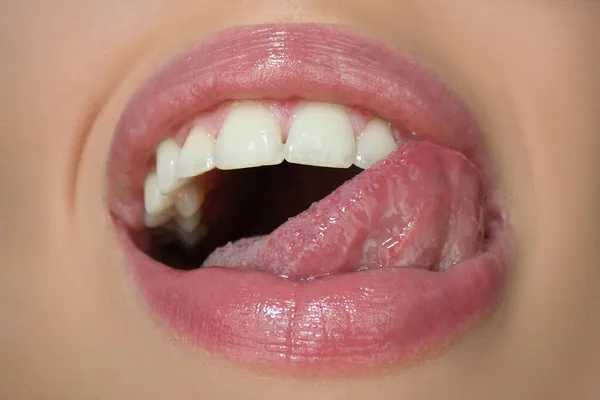 Gros plan sexy sur la bouche. Beauté jeune femme lèvres. — Photo