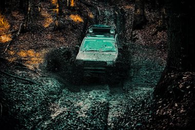 Dağ yolunda off-road yolculuğu. Yol macerası. Macera seyahati. Çamurlu bir arazide izler. Sefer off-road aracı.