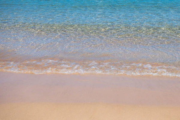 海の背景は、太陽の光と熱帯夏のビーチの性質。砂のビーチ、コピースペース付きの海の水、夏休みのコンセプト. — ストック写真
