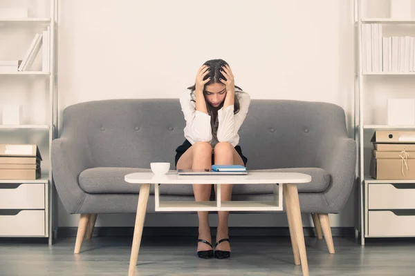 Secretaria ocupada triste, mujer de negocios sobrecargada de trabajo estresada demasiado trabajo, problema de oficina. Empleado cansado estresado en el espacio de trabajo. — Foto de Stock