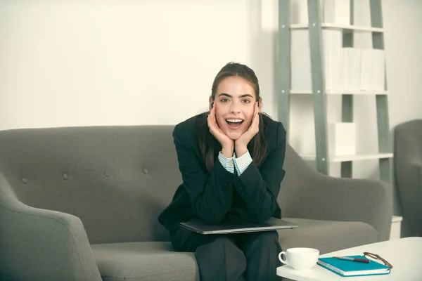 Portrét mladé šťastně se usmívající podnikatelky účetní ve formálním oblečení na pracovišti. Úspěšná manažerka, krásná sekretářka. — Stock fotografie
