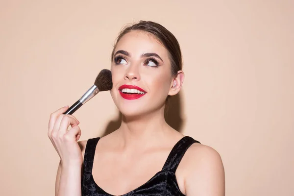 Schöne Frau mit Make-up-Pinsel. Weibliche Hautpflege, Nahaufnahme Gesicht Schönheit Porträt. Ton auf die Haut auftragen. — Stockfoto