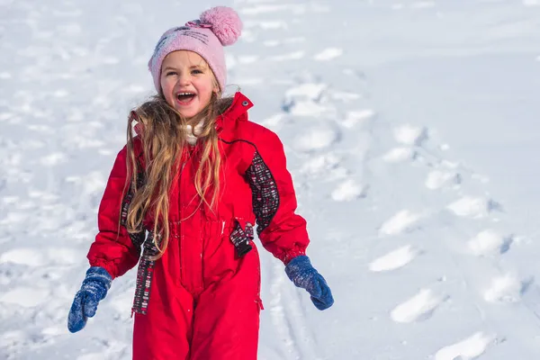 Cute little girl na śniegu zimowej przyrody. Zabawny dzieciak w zimowych ciuchach. Dzieci bawią się na zewnątrz w śniegu. Dzieci Święta Bożego Narodzenia. — Zdjęcie stockowe