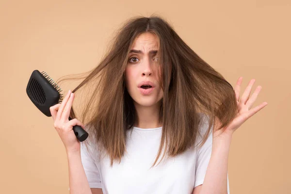 Hair loss problem treatment. Portrait of woman with a comb and problem hair. — Stock Photo, Image