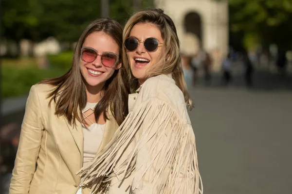 Salí riendo chicas hipster amigos pasar un buen rato juntos en la ciudad de la calle. Feliz ocio, fin de semana sin preocupaciones y vacaciones románticas. —  Fotos de Stock