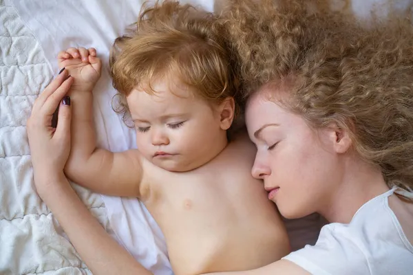 Mother and baby child sleeping together. Tenderness sleep. — Stock Photo, Image