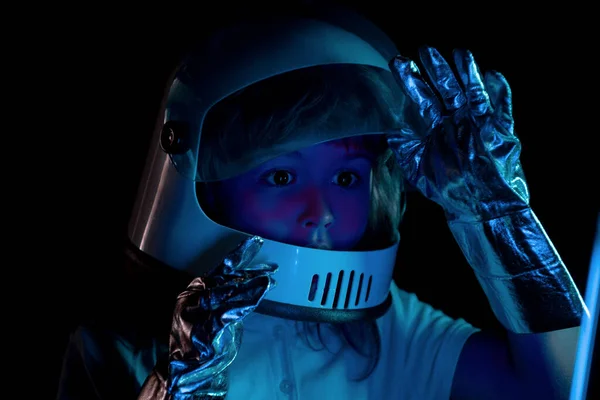 Niño explorando el espacio. Retrato de niños lindos en trajes espaciales. Concepto del día de la cosmonáutica. De cerca la cara de los niños emocionados en color neón. — Foto de Stock