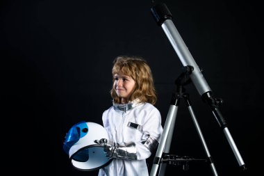 Teleskopla astronotçuluk oynayan çocuk. Başarı, yaratıcılık ve başlangıç konsepti.