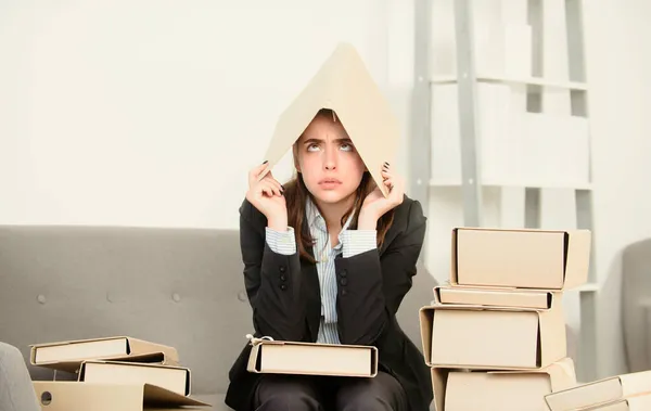 C'est dingue. Triste secrétaire occupé, a souligné femme d'affaires surmenée trop de travail, problème de bureau. Employé fatigué stressé. — Photo