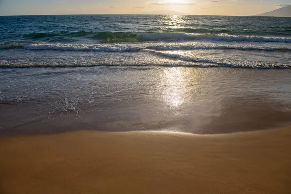 Спокойный морской пляж. Летний тропический пляж с песком. Океан. Природный морской пейзаж. — стоковое фото
