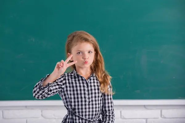 Lustiges Kind in der Schule. Kind lernt im Unterricht an der Tafel. Bildung und Wissen für Kinder. Studentenkinder. — Stockfoto