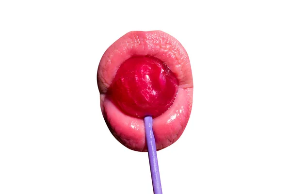 Lippende lippen. Glamor mond likken lekker lolly met rode lippen. Zuigt lolli pop. Sexy vrouwelijke lip. Sensuele vrouw rode lippen met een Lollipop. Snoepreep concept geïsoleerd op wit. — Stockfoto