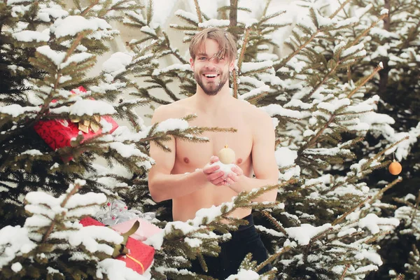 Γυμνός άνθρωπος τη χειμωνιάτικη μέρα. Αθλητής με γυμνό κορμό, μύες στο χιόνι. Υγιεινός τρόπος ζωής. Χριστούγεννα, το νέο έτος, γιορτές — Φωτογραφία Αρχείου