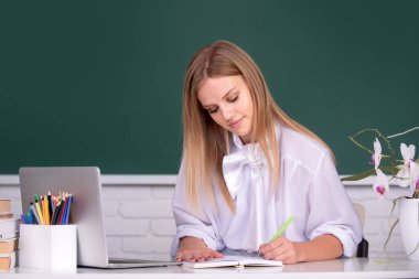 Bayan üniversite öğrencisinin portresi, okulda ya da üniversitede not defterine yazmak..