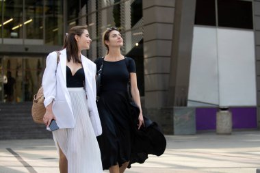 Moda mağazası. Mutlu gülümseyen kız arkadaşlar sokaklarda yürüyen kadınlar. Moda blogçusu.