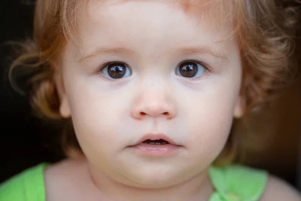 Kavkazský portrét dítěte zblízka. Dětská tvář. — Stock fotografie
