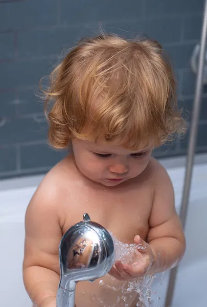 Klein kindje wast haar haar in bad. — Stockfoto