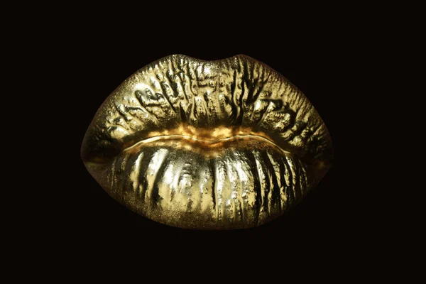 Guldläppar, gyllene läppglans på sexiga läppar, metallisk mun. Skönhetskvinna smink på nära håll. Isolerad konst bakgrund. — Stockfoto