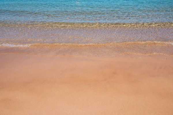 Strand achtergrond. Rustige mooie oceaan golf op zandstrand. Uitzicht op zee vanaf tropisch zeestrand. — Stockfoto