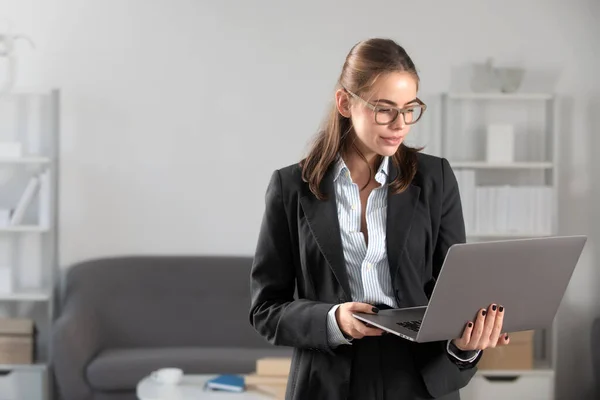 Giovane donna d'affari in occhiali che lavora su computer portatile con troppo lavoro in ufficio. Segretario ragazza. — Foto Stock
