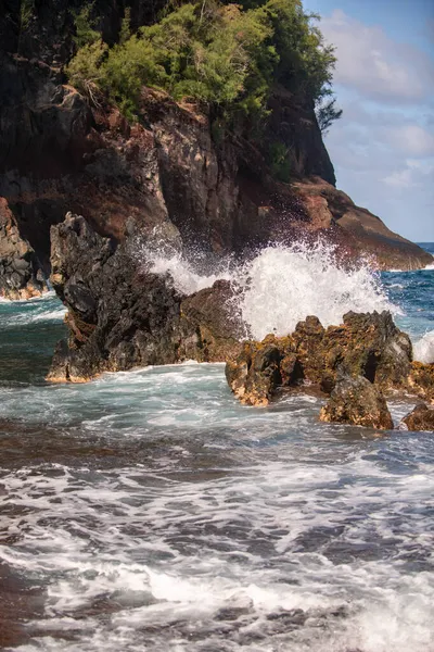 Ondas oceânicas a cair na costa rochosa da ilha. Salpicos de ondas e pedras oceânicas. — Fotografia de Stock