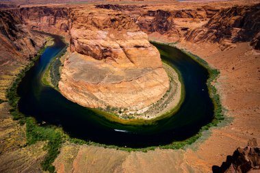 Colorado Nehri 'ndeki Horse Shoe Bend. Glen Kanyonu. Sayfadaki At nalı Kıvrımı. Manzara görünümü noktası.