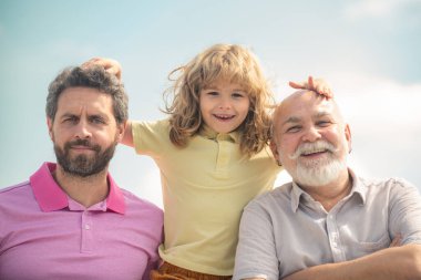 Büyükbaba ve komik çocuk portresi. Babalar Günü. Farklı yaşlardaki erkekler. Çok nesilli aile..