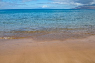 Tayland 'daki Idyllic Sahili. Tropikal mavi deniz ve kumsal arka planı.