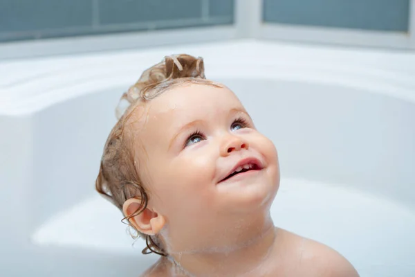 Gyerek fürdés. Kis baba fürdés, közelkép arc portré mosolygós fiú, egészségügyi és a gyerekek higiénia. Vicces gyerekek közelről.. — Stock Fotó