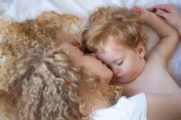 Mother and baby child sleeping together. Sweet dreams and kids sleep. — Stock Photo, Image