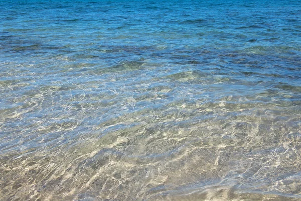 Astratto sfondo della natura marina. Onde d'acqua alla luce del sole con spazio per copiare. Spiaggia tropicale. Annaffiatoio. Superficie dell'acqua del mare acquatico. — Foto Stock