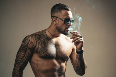 Puro içen acımasız bir adam, yakışıklı erkek modelin ciddi yüzü, erkek gücü kavramı ve güçlü. Mafya babası..