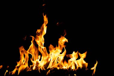 Yangın alevi siyah arkaplanda izole edildi. Alevler, soyut doku. Ateş deseni için sanat tasarımı, alev dokusu.