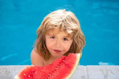 Karpuzlu komik çocuk. Çocuk yüzme havuzunda eğleniyor. Yaz tatili ve sağlıklı yemek..