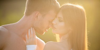 Şehvetli bir öpücük. Adam hassas bir kadını öptü. Sarılıp kucaklaşan genç aşıklar. Gün batımında sevgi ve şefkat dolu bir çift..