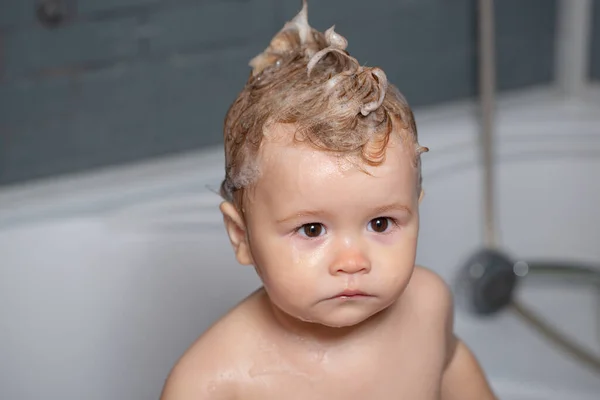 Dziecięca kąpiel. słodkie dziecko chłopiec korzystających z kąpieli i kąpieli w łazience. — Zdjęcie stockowe