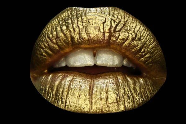 Goldener Lippenstift auf den Lippen, weiblicher Goldmund. Impressum Lippen. Luxuskosmetik für Frauen. Gold-Konzept. Isoliert auf schwarz. — Stockfoto