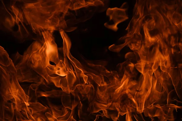 Огненное пламя выделяется на черном фоне. Ожоговое пламя, абстрактная текстура. Арт-дизайн для огненного узора, фактуры пламени. — стоковое фото
