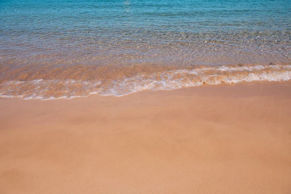 Tranquillo sfondo spiaggia mare. Spiaggia tropicale estiva con sabbia. Acqua dell'oceano. Fratto marino naturale. — Foto Stock