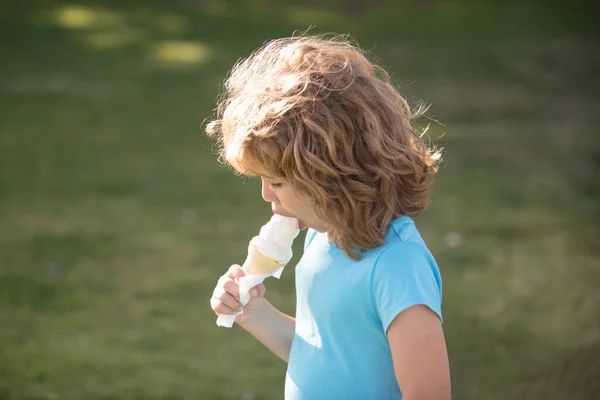 Retrato de un niño comiendo helado. El concepto de niños se enfrenta de cerca. Cabeza disparar niños retrato. —  Fotos de Stock