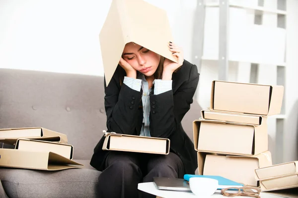 Rozrušená obchodnice se složkou na hlavě, nešťastná sekretářka pracující přesčas v kanceláři. Řešení problému. — Stock fotografie
