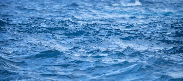 Océano azul tropical en Hawai. Mar de verano en agua limpia y clara de la superficie para el fondo. Diseño del concepto de olas. — Foto de Stock