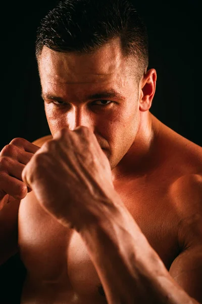 Brutal lutador homem, bonito sério masculino modelo pronto para punho colisão. — Fotografia de Stock