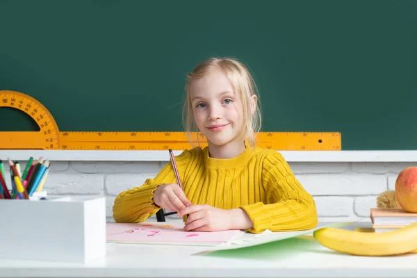 Az iskolás lány matekot tanul az általános iskolában. Oktatás, tanulás és gyermekkoncepció. — Stock Fotó