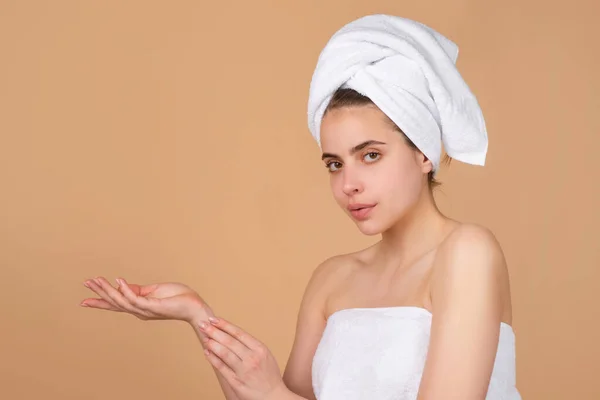 Hermosa chica con una toalla en la cabeza, concepto de productos cosméticos, tratamiento facial, cosmetología, belleza y spa. —  Fotos de Stock